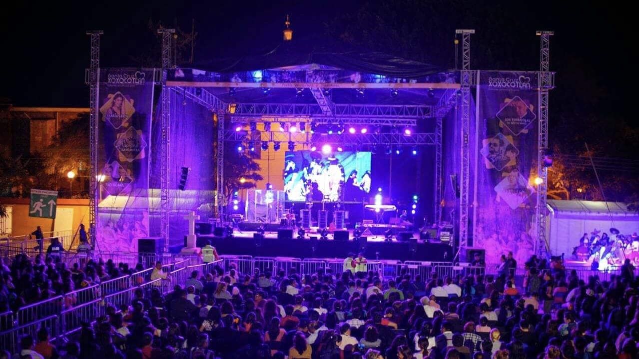 María León recuerda a Juan Gabriel en el arranque de los Martes de Brujas 2018