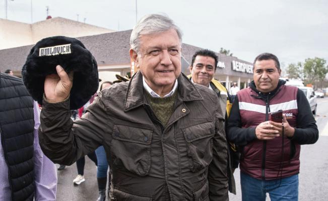 Promete AMLO bajar a la mitad sueldo de legisladores