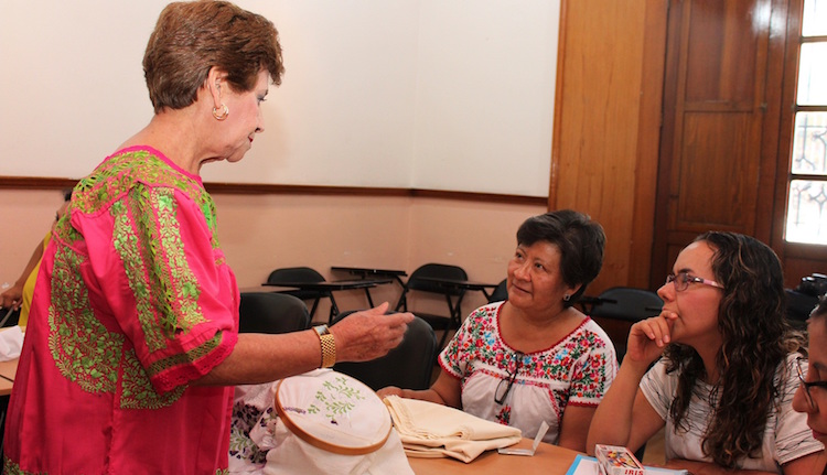 Imparte Dirección de Economía Municipal taller “Bordado de San Antonino”