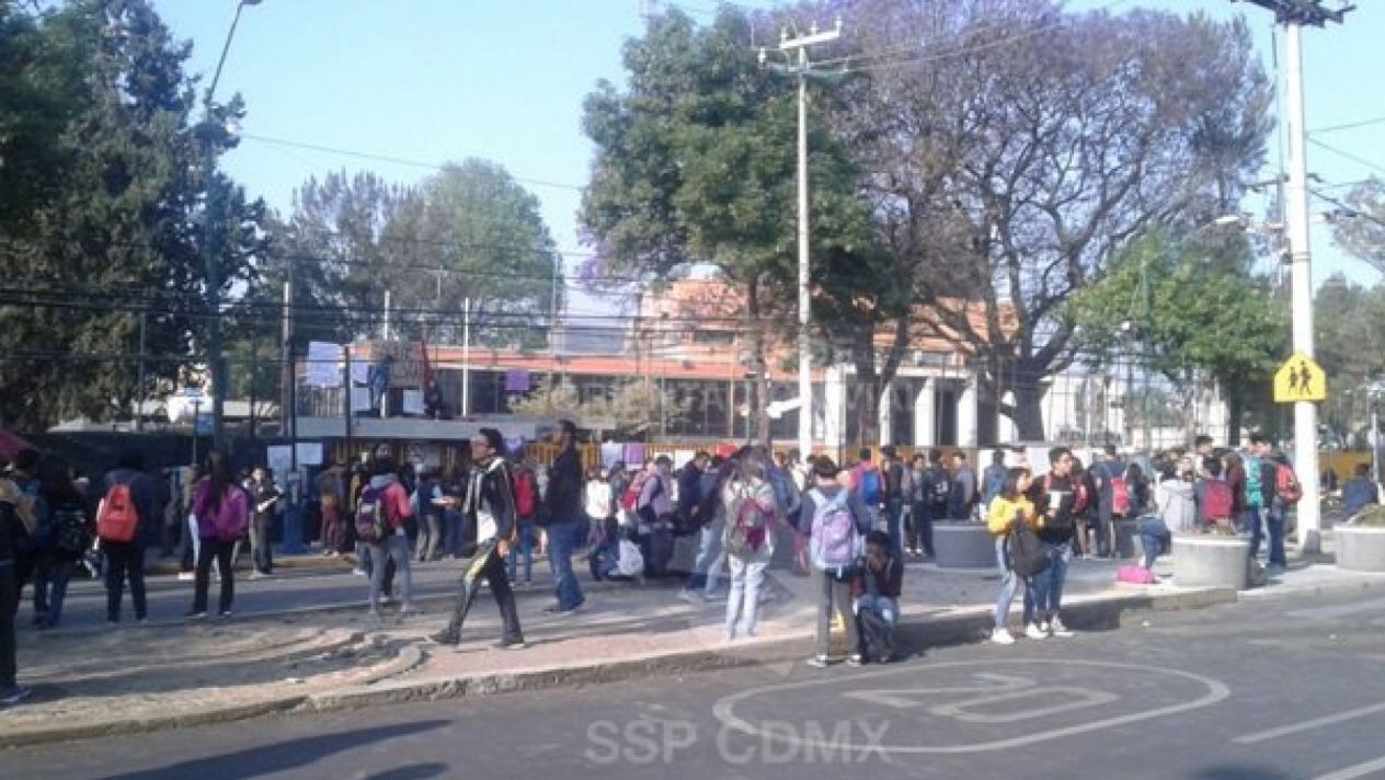 Alumnos cierran Prepa 5 de la UNAM; denuncian acoso sexual