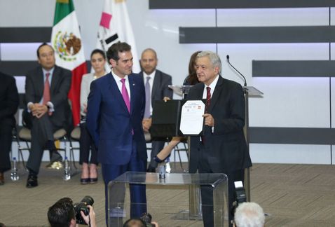 AMLO registra ante el INE candidatura a la Presidencia