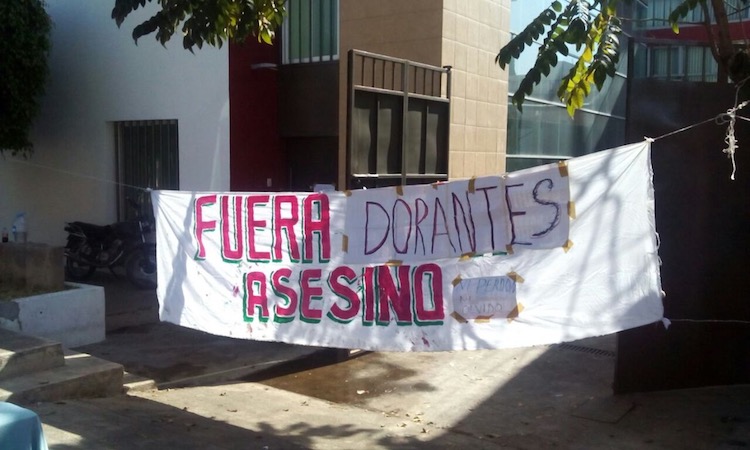Exigen destitución de colaborador de Murat por arrojar ácido a maestros de la Sección 22