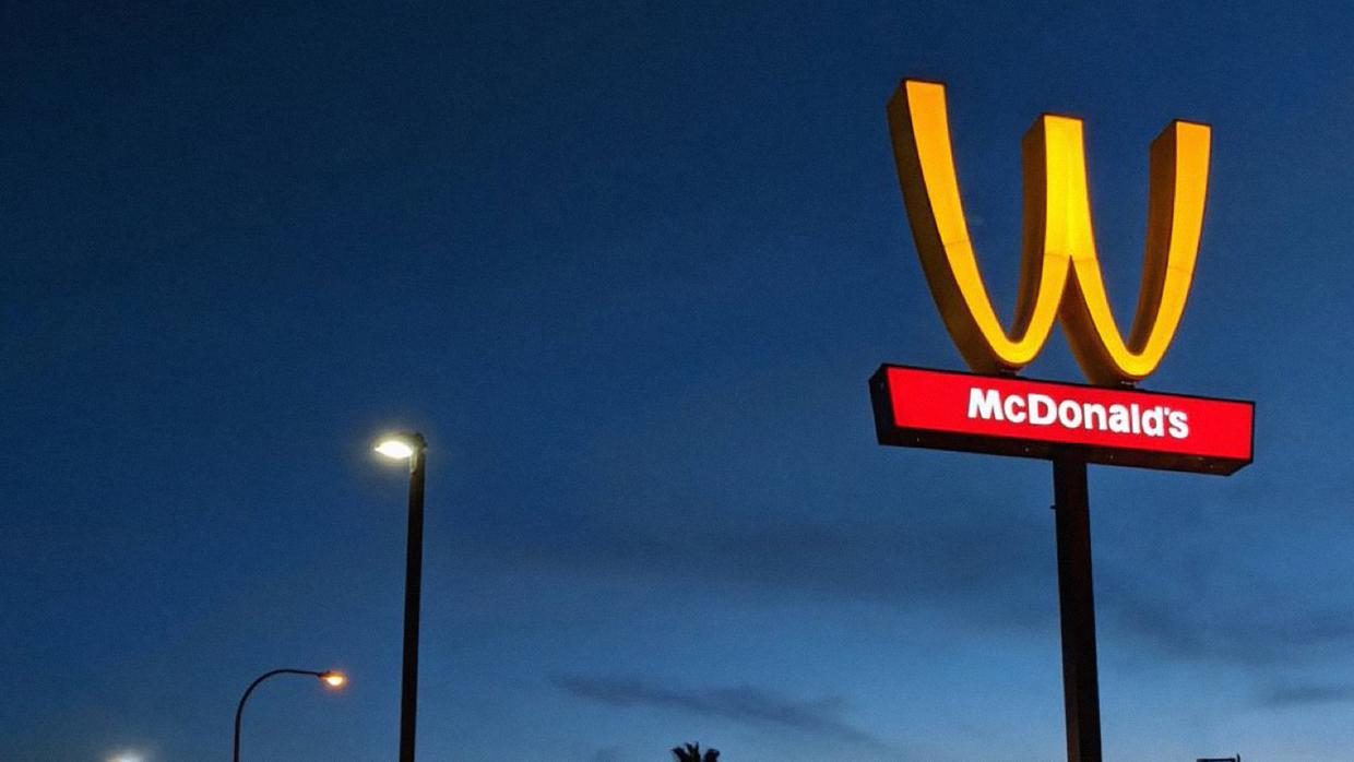 McDonald’s voltea su famoso logotipo por un día para celebrar a las mujeres
