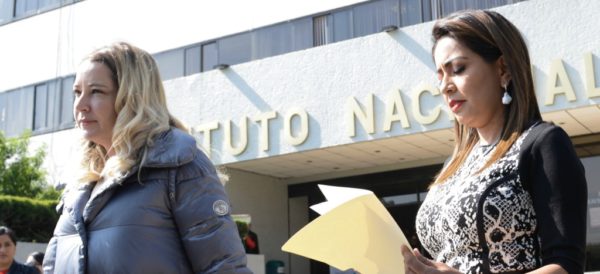 Presenta equipo Meade queja ante el INE contra AMLO por el uso de avioneta privada
