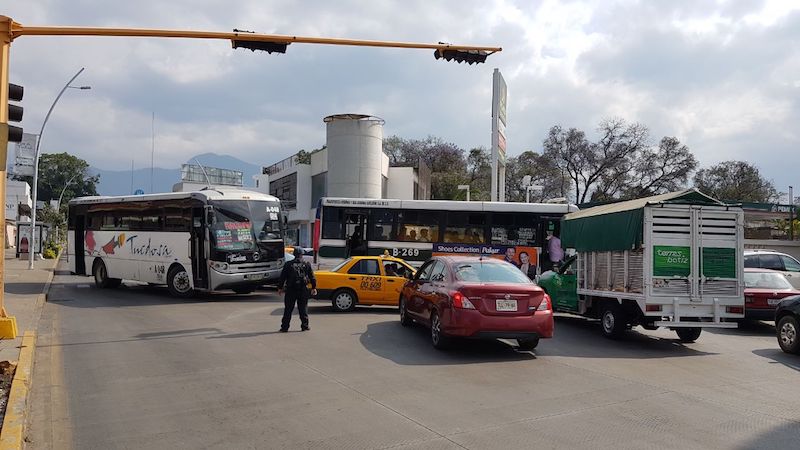 Con bloqueos carreteros y paro, maestros logran instalación de mesa de diálogo con Murat