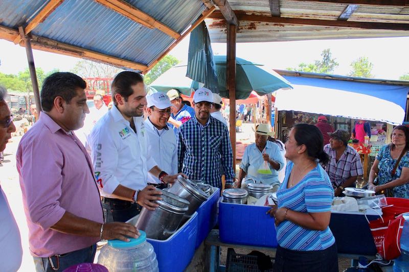 Con las puertas abiertas, reciben familias de Etla a Raúl Bolaños Cacho Cué