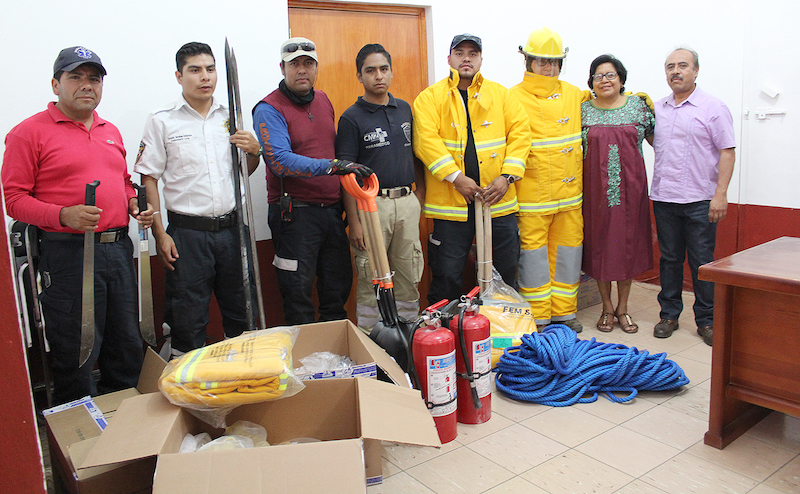 Ayuntamiento de Zaachila dota de equipamiento a bomberos voluntarios