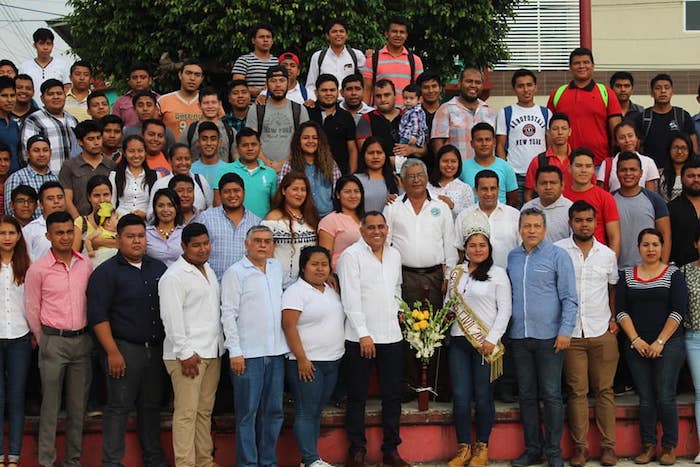 Comprometido “Chester” con desarrollo integral de jóvenes estudiantes