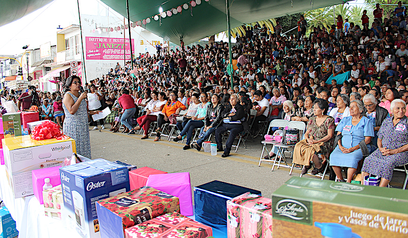 Madres de Zaachila conviven entre música, regalos y alegría