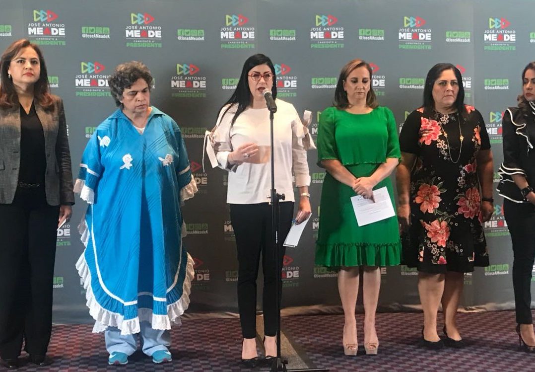Equipo femenino arropa a Meade por señalamientos sobre Nestora Salgado