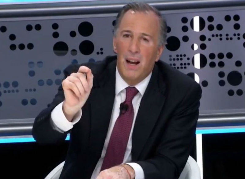 Meade asegura que Peña es honesto y AMLO un peligro para el peso; olvida el nombre de su libro