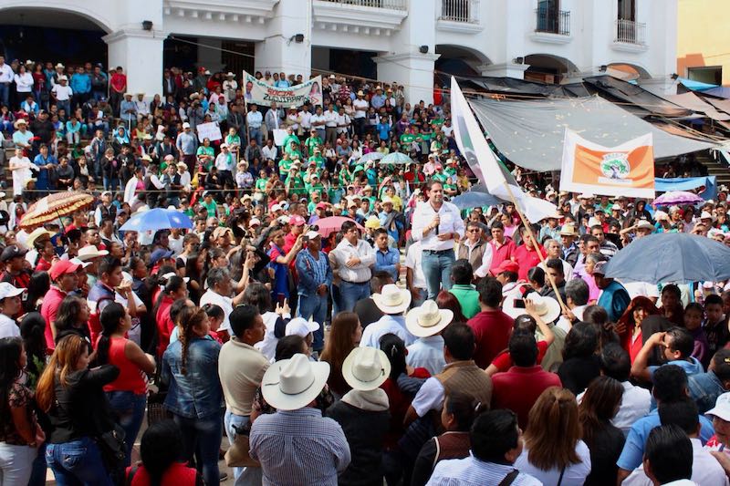 Las calles de Huautla de Jiménez, un río humano en apoyo a Raúl Bolaños Cacho Cué