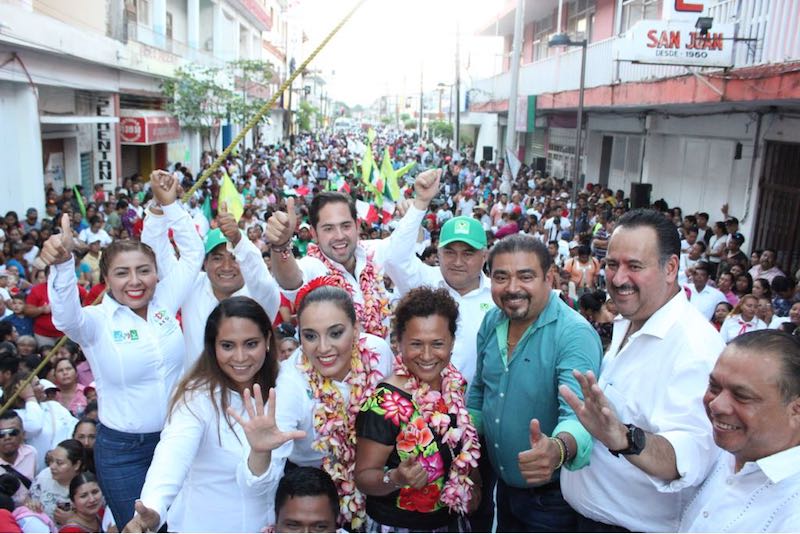 Miles de priistas del Ciudad Ixtepec dan su voto de confianza a Raúl Bolaños Cacho Cué