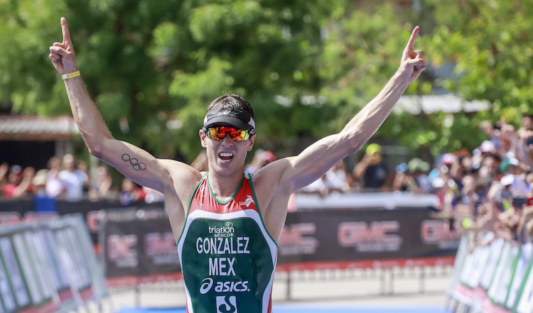 Rodrigo González conquista la Copa Mundial de Triatlón en Huatulco