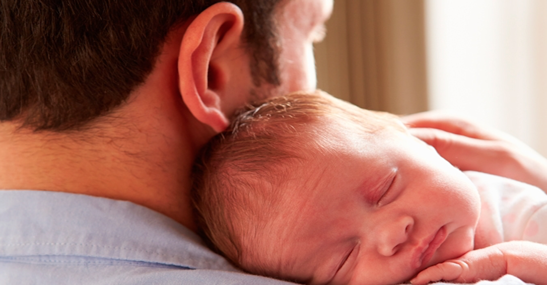 El permiso de paternidad es insuficiente para fomentar el cuidado de hijos e hijas