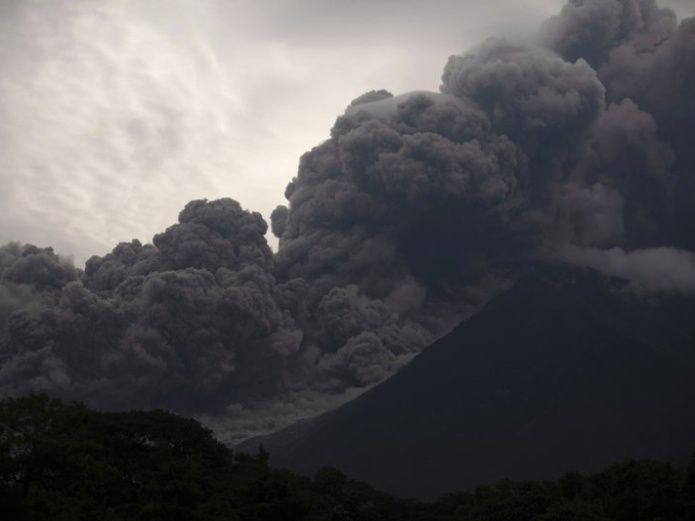 Aeropuerto de Guatemala reanuda vuelos tras erupción volcánica