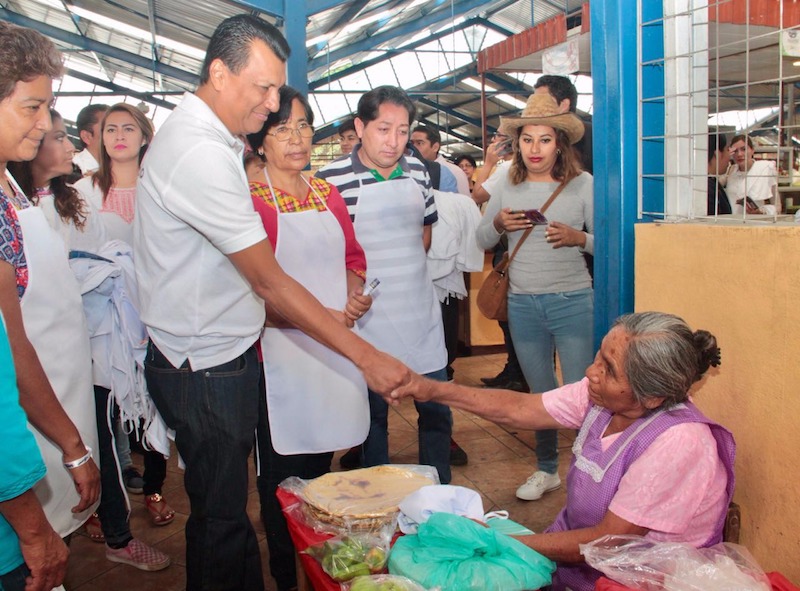 Eres el bueno, le dicen a Samy Gurrión en su visita al Mercado IV Centenario