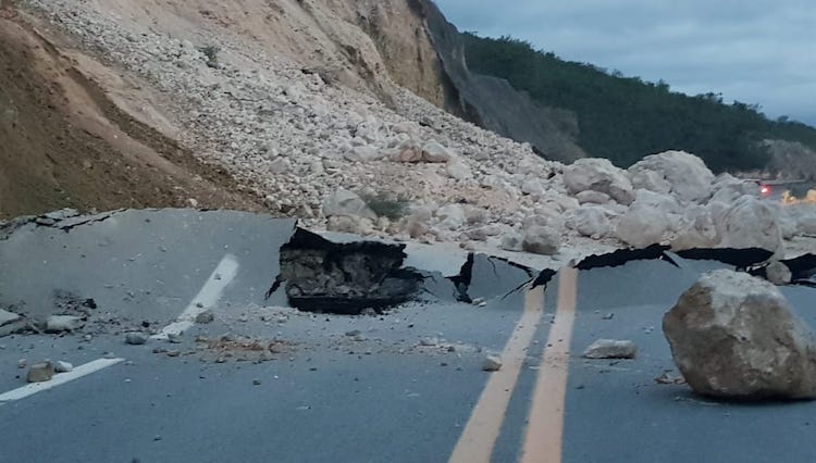 Lluvias dejan derrumbes en diferentes carreteras de Oaxaca
