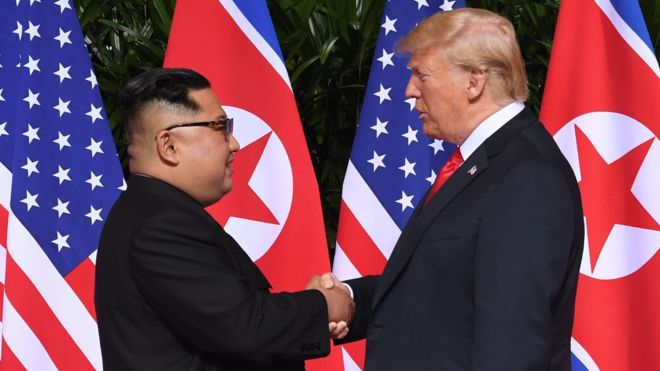 TRUMP Y KIM PROTAGONIZAN UN HISTÓRICO APRETÓN DE MANOS EN SINGAPUR