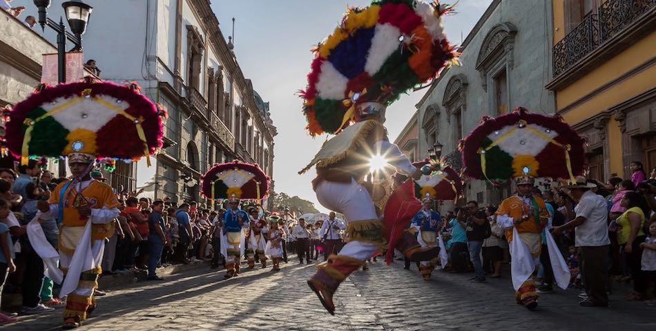 Alegría y folclore del Convite del Primer Lunes del Cerro inunda las calles de Oaxaca