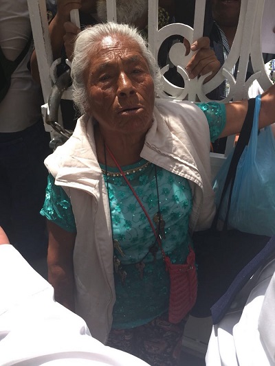 Una anciana de 80 años camina desde Ecatepec hasta la CdMx para pedir la ayuda de AMLO