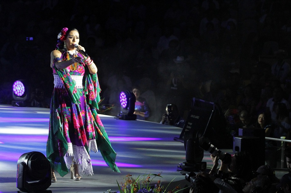 Invade Lila Downs con misticismo y folclore el Auditorio Guelaguetza