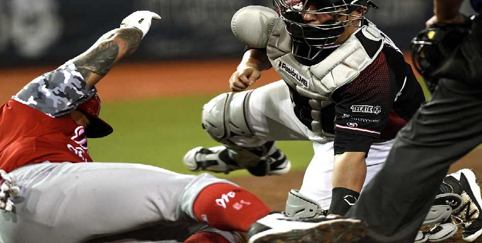 En extra innings, México evita la limpia
