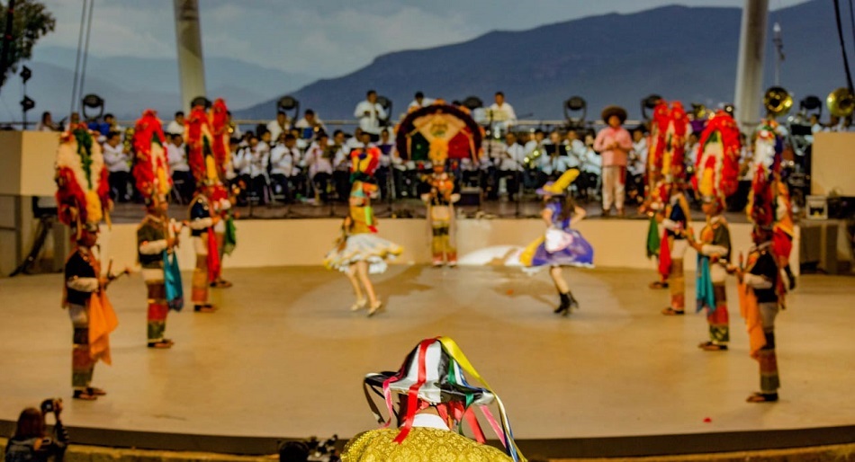 La Danza de la Pluma de Zaachila, encuentro de dos mundos en el auditorio Guelaguetza