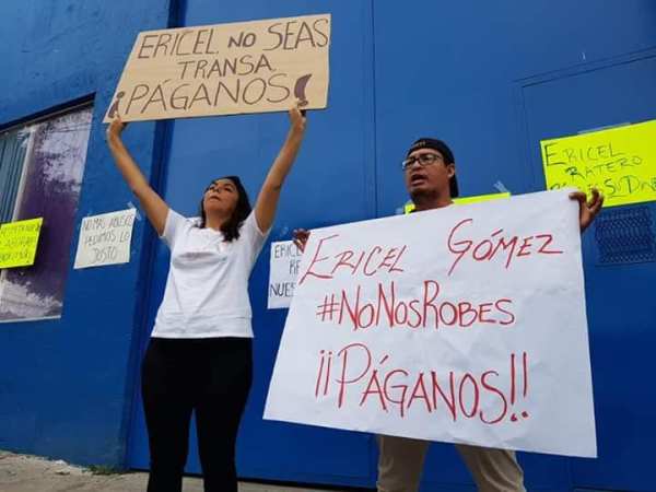 Se manifiestan periodistas por despido injustificado