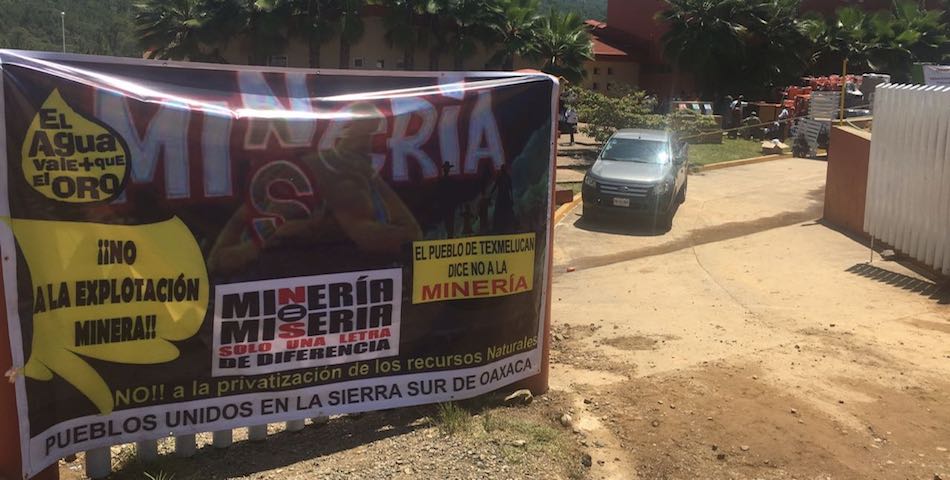 Con protestas contra empresas mineras y reclamos por su mal gobierno le dan la bienvenida a Alejandro Murat en la Sierra Sur