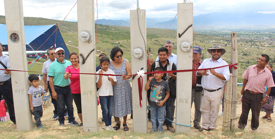 Ilumina Presidenta de  @Zaachila2017 vida de habitantes, con ampliación de red eléctrica