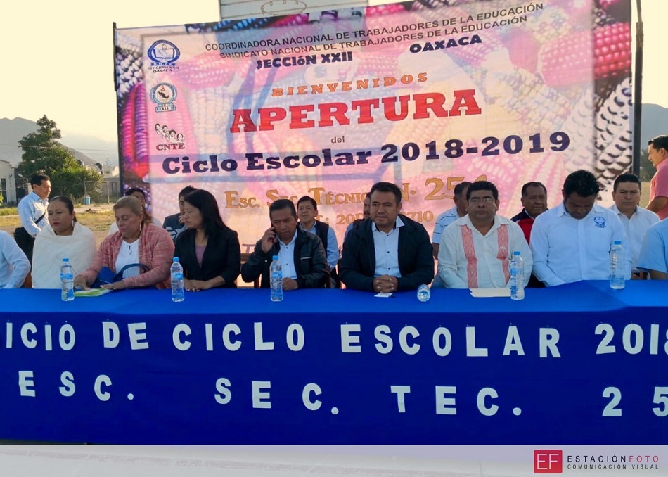 Maestros de la Sección 22 desacatan calendario oficial e inicia dos días antes el ciclo escolar 2018-2019
