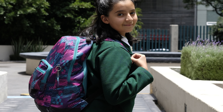 Exceso de peso en mochilas provoca daño en menores, alertan médicos del IMSS