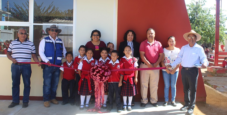 Entrega Presidenta de Zaachila aula didáctica en primaria de Agencia San Pedro la Reforma