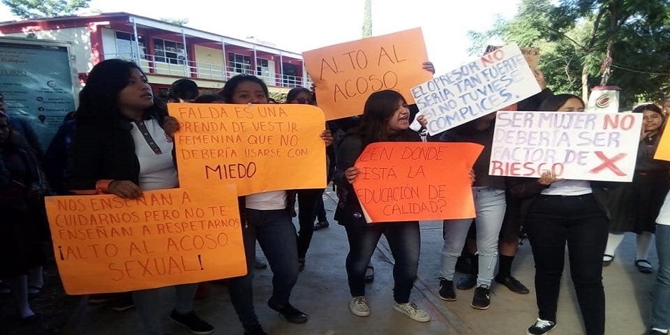 Alumnos con faldas y alumnas con pantalones denuncian acoso sexual en el Cobao de Cuilapan