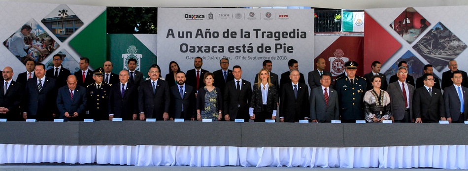 A 275 km del epicentro del desastres que dejó el terremoto, Murat conmemora la tragedia entre trajeados y dislates