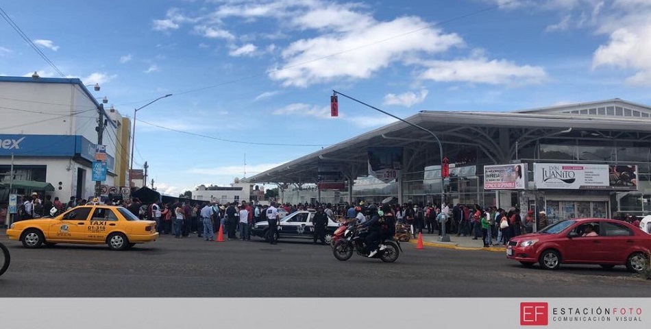 Maestros bloquean terminal de autobuses ADO para exigir mil 200 plazas para comunidades indígenas