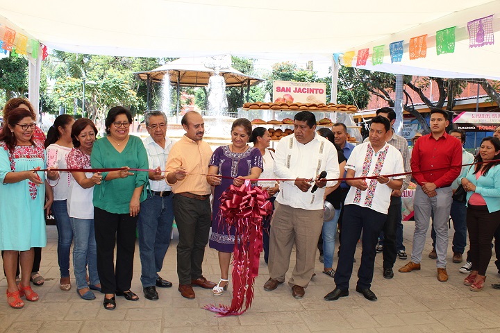 Inauguran 1ra Feria del Pan de Muerto Adornado en Zaachila, población única que elabora esta delicia