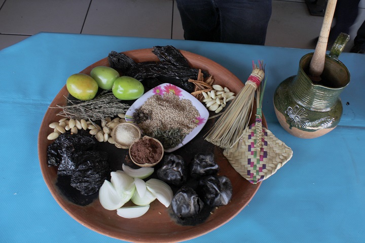 Como un ritual: preparación del mole en Zaachila, tradición que vive en días de muertos