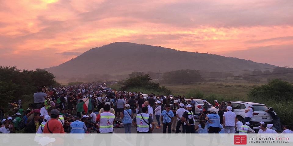 Impide Gendarmería paso a caravana migrante a Oaxaca; después de 3 horas liberan carretera y avanza
