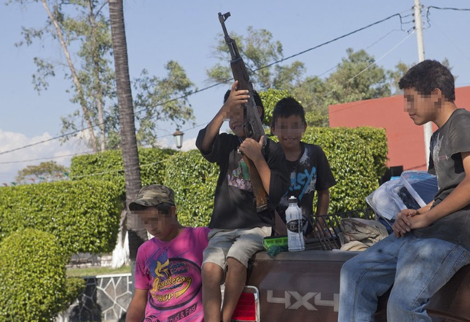 En México hay cerca de 460 mil niños en las filas del narco, gran parte de ellos son “halcones”, por lo que están armados: Durazo