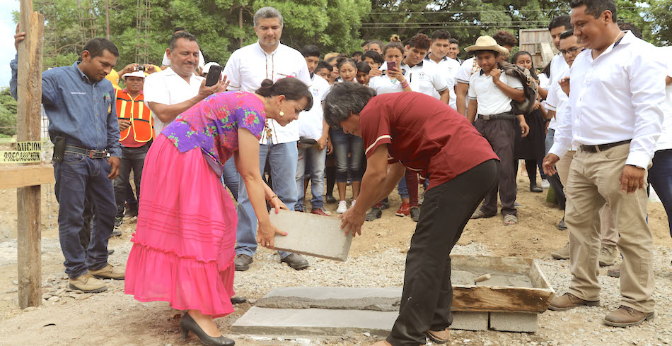 Coloca Universidad La Salle Oaxaca primera piedra para la reconstrucción de aulas en Istmo de Tehuantepec
