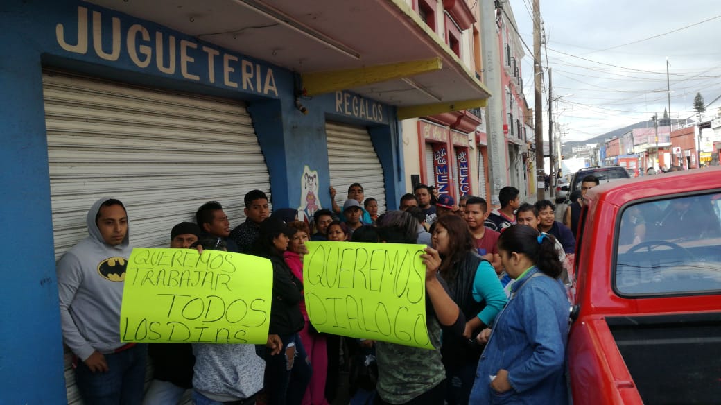 Ambulantes truenan contra Fraguas; bloquean calles
