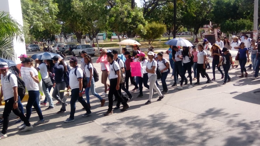 Denuncian estudiantes de la ENUFI altos cobros por titulación