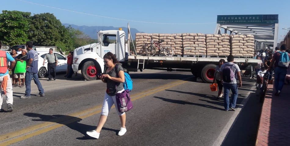 En el Istmo, bloquean personas damnificadas ante molestia por segundo censo en Oaxaca