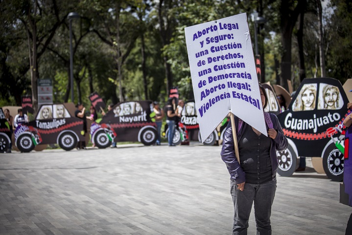 Protestan a favor del aborto legal durante instalación de Comisión de Igualdad