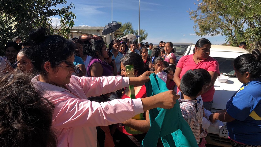 Jóvenes oaxaqueños entregan ropa abrigadora y cobijas en San Pedro Ixtlahuaca