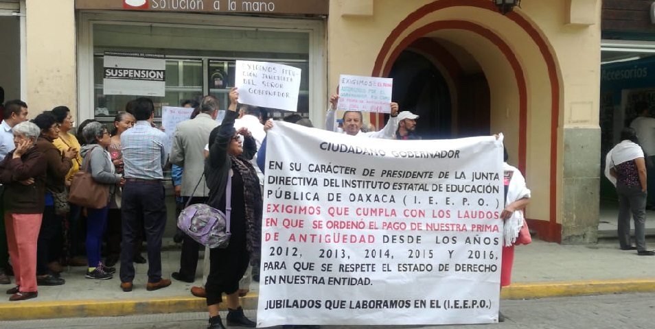 Maestros jubilados exigen pago de prima de antigüedad