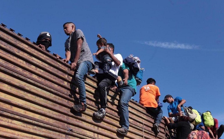 México deporta a 98 migrantes por violencia en frontera en Tijuana