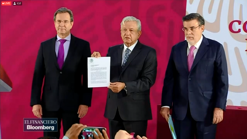 ‘Compromiso cumplido, maestros’: López Obrador firma iniciativa para derogar reforma educativa